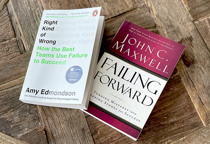 Misslyckanden ses ofta som något att undvika, men rätt hanterade kan de bli nyckeln till framgång. I böckerna The Right Kind of Wrong av Amy Edmondson och Failing Forward av John C. Maxwell får du insikter och strategier för att omfamna misslyckanden, lära av dem och använda dem som en drivkraft för tillväxt och innovation.